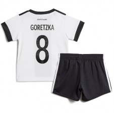 Tyskland Leon Goretzka #8 Hjemmedraktsett Barn VM 2022 Kortermet (+ korte bukser)